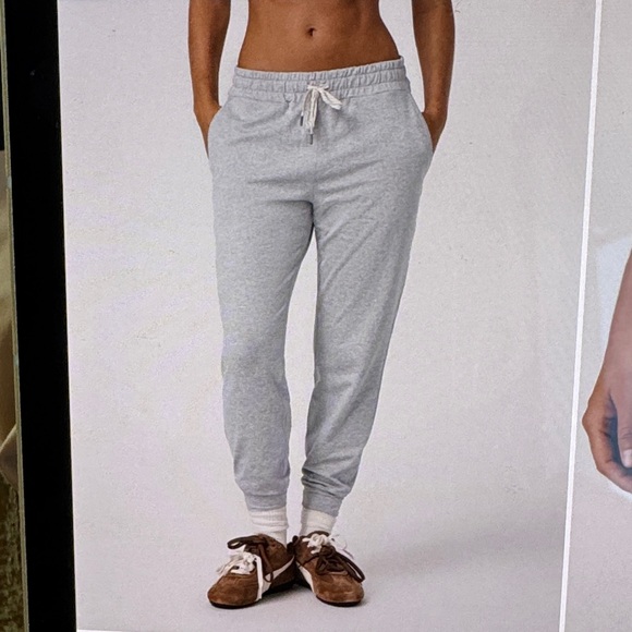 Vuori Women’s Performance Jogger - Picture 2 of 2